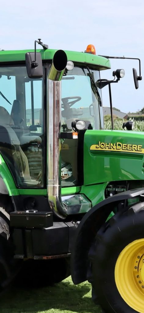 Groene landbouwtractor met maatwerk uitlaat van Laswerken Adams